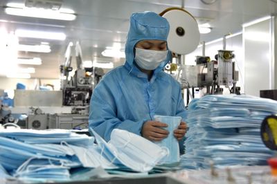 李渡鎮(zhèn)加緊生產(chǎn)醫(yī)療防護(hù)物資 全力保障防疫需求